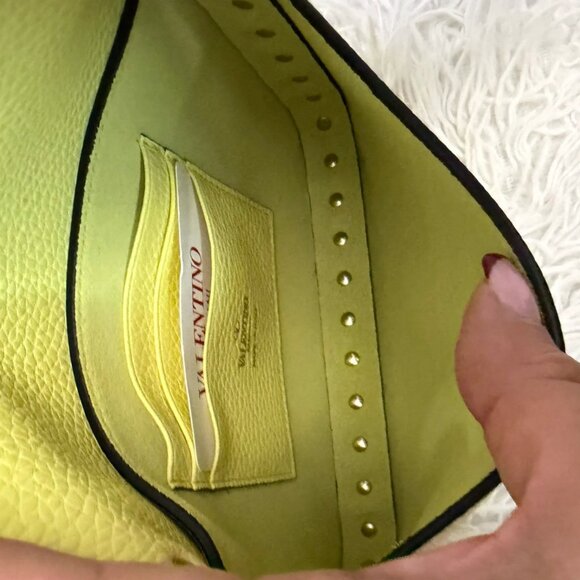 Valentino Garavani Rockstud pouch in grainy calfskin leather yellow - Picture 10 of 11